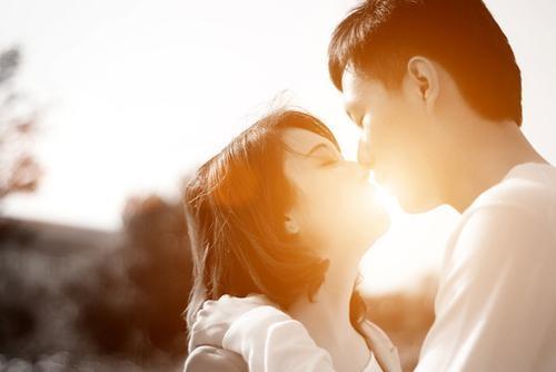 7.6国际接吻日亲吻你爱的人节日说说（让吻代替你说出心中的爱）